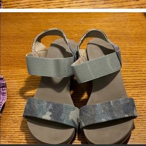 New CORKYS Camo Wedges Size 8
